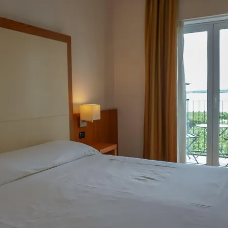 Mavino Szálloda Sirmione